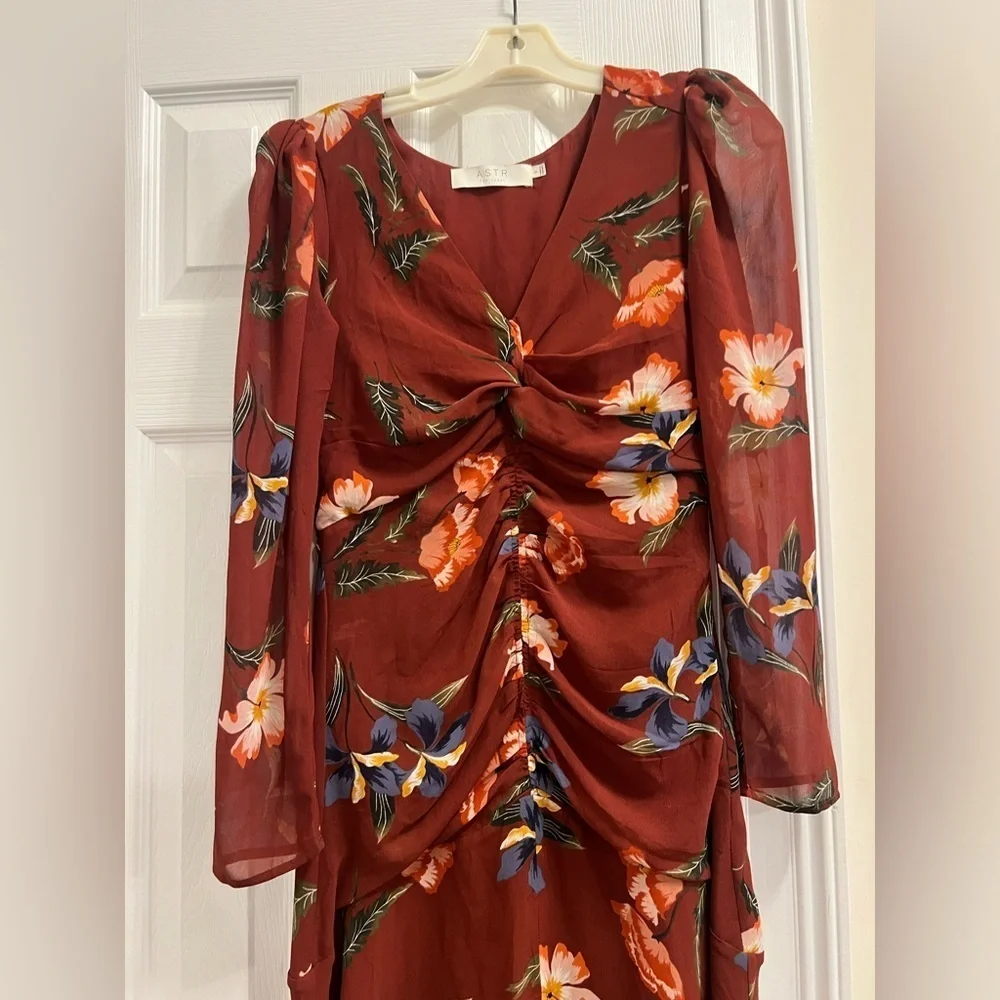 ASTR The Label Hi-Lo Ruched Front Midi Dress Floral Print Size Small - Picture 5 of 9